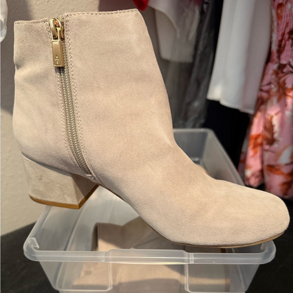 Reaction Kenneth Cole Elegant Beige Grey suede Ankle Boots.